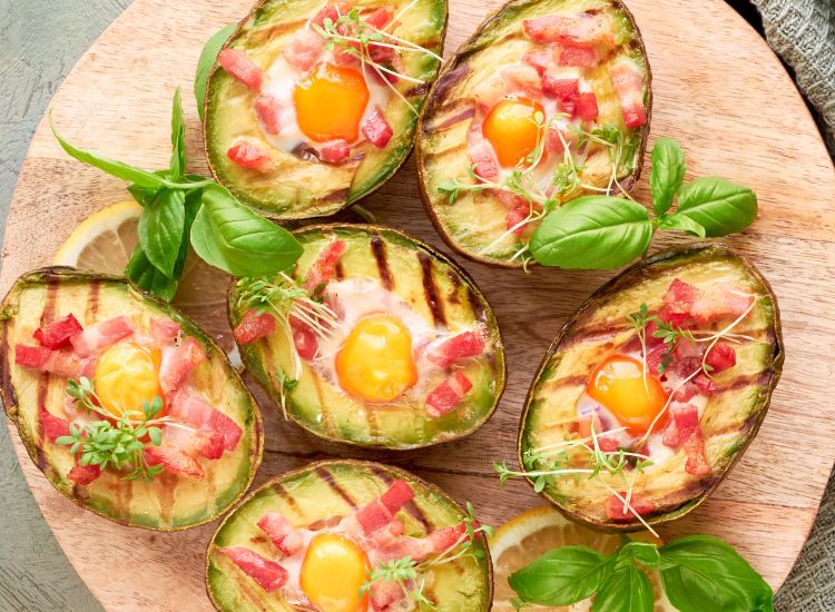 Avocats grillés farcis aux œufs de caille et bacon
